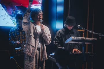 ＴＨＲＥＥ１９８９　銀座のバーでパフォーマンス「ライブハウスとはまた違った良さ」