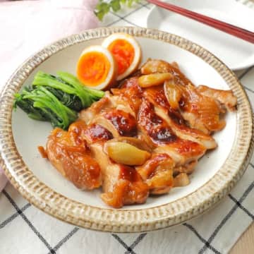 【鶏もも肉をフライパンにドボンするだけ】「照り焼きよりウマい」「お弁当に入れて」白米に合いすぎる簡単おかずレシピ