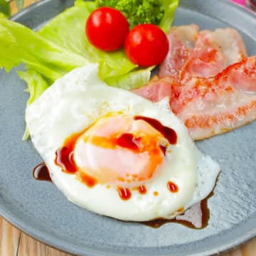 【いつもの目玉焼きがホテルの朝食レベルに！？】「コレは知らなかった！」「今すぐマネする」目玉焼きの簡単裏技レシピ5選