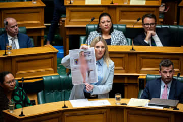 NZ女性議員、議会で自身の“ヌード写真”を掲げる…前代未聞の行動の理由とは