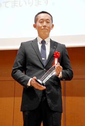DeNA・四角純哉育成トレーナーが優秀トレーニング指導者表彰を受賞