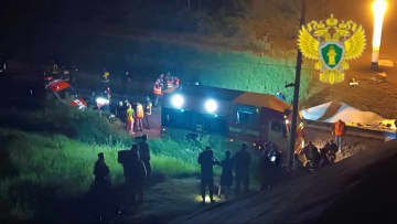 ロシア西部で橋崩落、7人死亡　列車脱線、爆破か