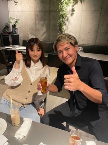 小倉優子、子どもたちの誕生日祝いに駆けつけてくれた人物との2ショット「本とギャグのプレゼントまで」