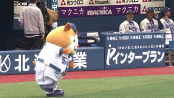 「スターマンの勝利の舞」全打点をあげたDeNA・佐野恵太をたたえる“佐野ダンス”披露　軽快なステップに本人も笑顔
