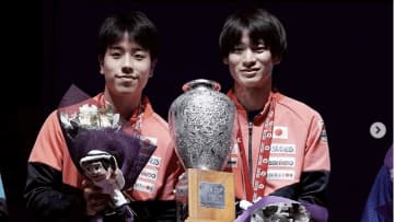 64年ぶりの快挙　世界卓球金メダルの戸上隼輔・篠塚大登ペアの2ショットにファン沸く
