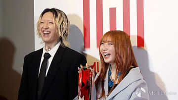 【動画】YOASOBI、ルシウス姿の阿部寛？が囲み乱入で大爆笑　Top Global Hit From Japan受賞