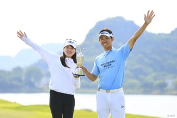 控えめな勝利の女神 田辺ひかりが初キャディで優勝「私も流れに」