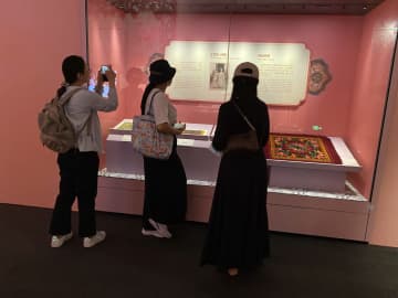 海のシルクロードの文化融合　北京で「ババ・ニョニャの世界」展
