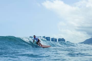 海辺の町が若者でにぎわうサーフィンスポットに　中国海南省