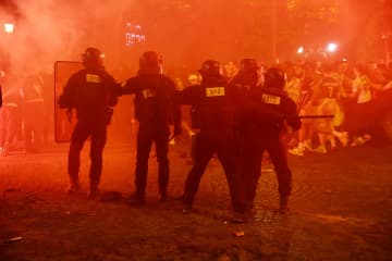 パリSGファン暴徒化、2人死亡　初優勝に熱狂、500人超拘束