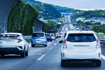 プリウス乗りの中年男性 “黄色ライン” を無視し『割り込み』 “高速道路で停車” させるドラレコ映像にコメント殺到「これ、相手の車を止めさせてるし、高速道路だし、完全に逮捕案件じゃない？」「高速だし完全にアウト。流石に逮捕」