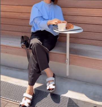 ブルーが主役！色から季節を投入。初夏モードな大人かわいいパンツコーデ【40代の毎日コーデ】