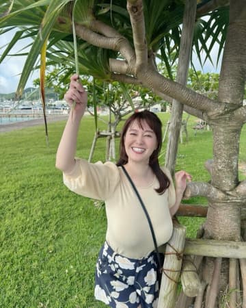 「弾けた感じが良い」“グラマラスすぎる”元NHKアナ、ハンモックでの開放的ショットが沸騰「脚綺麗」