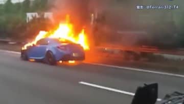 青い車が炎に包まれ…東名高速で車全焼「前輪のタイヤから煙が出ている」と通報　運転手の男性は無事　下り・綾瀬スマートIC近く
