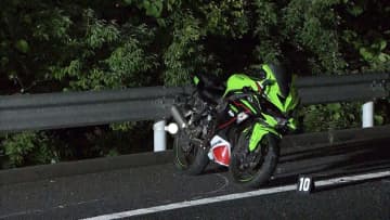 北関東道でバイクが車に追突して横転…20歳男性死亡　群馬・伊勢崎市