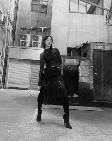 のん、黒コーデの曲線美に「セクシー＆カッコいい」の声