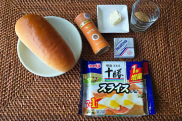 フライパンで焼くだけの「濃厚チーズパン」が罪深すぎ　悪魔的な甘じょっぱさに沼る