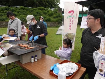 陸上養殖エビ試食　マルシェ参加者が味わう　茨城・ひたちなか