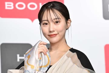 “令和のグラビアクイーン”が大変身　金髪ロングに「女神」「まじヤバい」の声