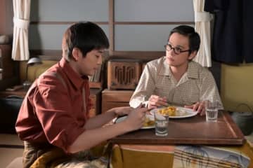 明日の『あんぱん』“嵩”北村匠海、赤紙が届いた“健太郎”高橋文哉を見送る