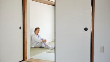 長生きしても迷惑がかかる…末期癌を隠しひっそり生きた独身伯母の贈り物。今際の介護を担った45歳姪〈生命保険金1,000万円〉をもらうはずが…くしゃくしゃの「30年前の保険証券」が告げる、理不尽な現実【FPの助言】