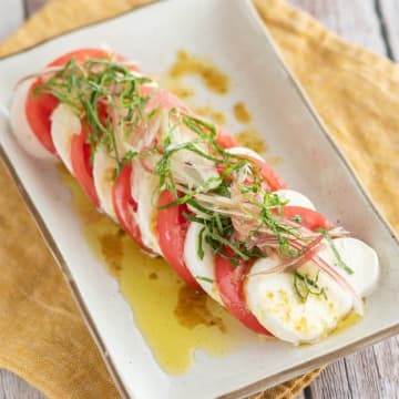 【みょうが×モッツァレラが想像超えた】「カプレーゼって和風でもイケるやん」暑い日にぴったりのさっぱり副菜レシピ