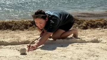 岩井千怜、メキシコの砂浜でビリヤード？　はしゃぐ姿に「完成度が高すぎ」「楽しそう！」