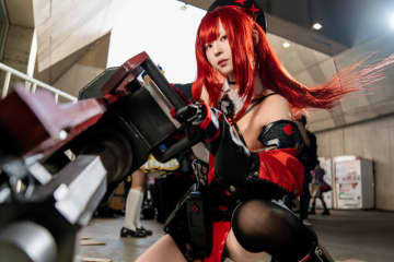 【コスプレ】『NIKKE』ラピの愛らしい美女！銃火器とのギャップ萌えに絶対領域の美脚が眩しい【写真7枚】