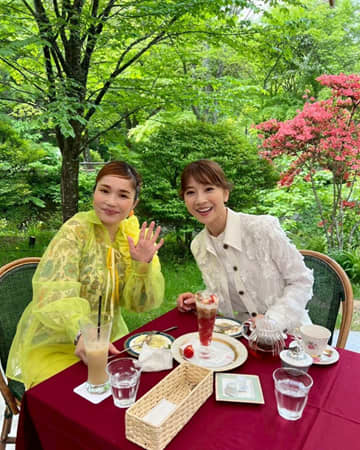 平野ノラ、君島十和子との優雅なティータイムショット