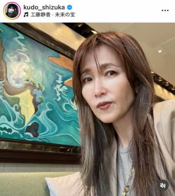 工藤静香、パンを手作り「今回は全粒粉と玄米粉です！」　愛犬ルンも「匂いに誘われて」興味津々