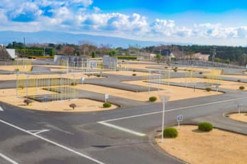 息子が「教習所代は親が補助するべき」と考えていますが、自分でお金を貯めさせるのは酷ですか？都内の教習所に通うのにいくら費用が掛かるか知りたいです。