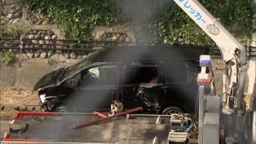 運転の男は“消えた”…東名高速に転落の車は他人名義　車内に残された小学生2人にけがはなし　警察が男の居場所突き止め事情聞く　静岡・浜松市
