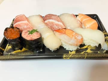 【スーパーのパック寿司まとめ】「角上魚類」10貫1300円、「バロー」まぐろ握りなど9品実食！　ロピアの実力は？