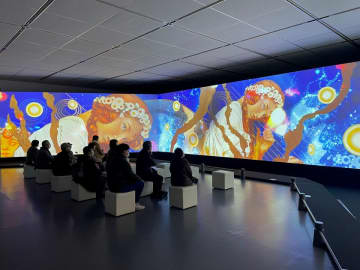 各地で話題のハイブリッド型展覧会「ミュシャ展」が2025年夏、福井県立美術館で開催！