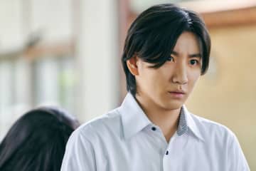 京本大我　優しく真面目そうだが、異質な存在感を放つ謎めいた教師姿　「見える子ちゃん」本編映像