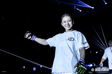 RIZIN美女戦士、セコンドからの抱擁に「いまのは…」　ネット爆笑「ちょっと引かれてて草」「悪気なくやってそう」