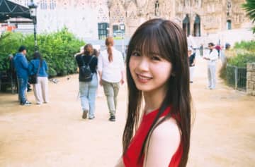 乃木坂46 筒井あやめ、サグラダファミリア前で微笑む　ラストとなる写真集先行カット公開