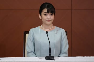 眞子さん　“ゆったりシルエット”コートに仕事もセーブ…極秘出産までに囁かれていた“前兆”