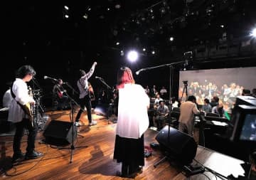 ライブ体感の「距離感」なくし、地方にコール＆レスポンスの熱狂を　ヤマハとNTTコムが新技術開発