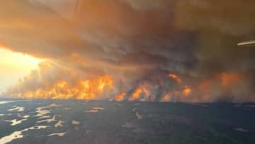 カナダで山火事　数万人が避難　非常事態宣言も…“制御できない”全土180カ所超で火災