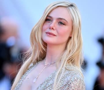 胸元ざっくり！エル・ファニングがカンヌで魅了「女神」「美しすぎる」【第78回カンヌ国際映画祭】