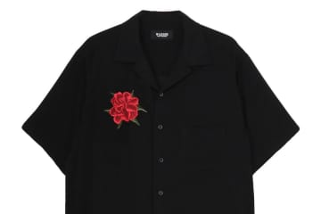 ワイルドサイド ヨウジヤマモト“花刺繍”の半袖シャツ、色味を抑えた椿＆鮮やかチューリップ