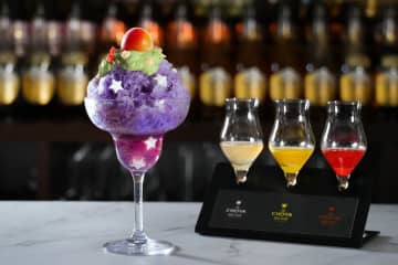 「星空の梅かき氷」ザ チョーヤ ギンザバーで、梅酒シロップでブルーベリー氷がピンク色に変化