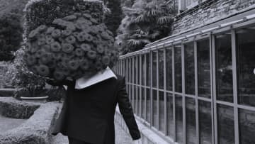 堂安律、ウエディングフォトで巨大な花束かつぐ姿に反響「旦那様ステキ」「Wonderful bride」