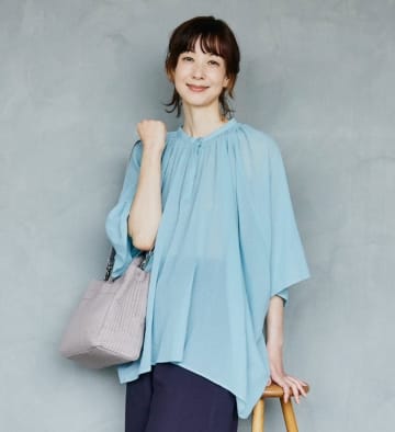 【しまむらのブルー】がパッと着映える！ 40・50代の垢抜け「最旬トップス」