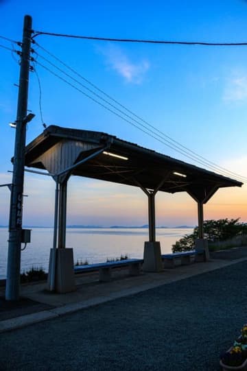まるで「千と千尋」の世界　愛媛にある〝海と近すぎる駅〟の朝焼けにうっとり