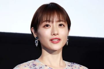 「化粧水塗ってから…」　石原さとみが毎朝やる“スキンケア法”がすぐにでも真似したい