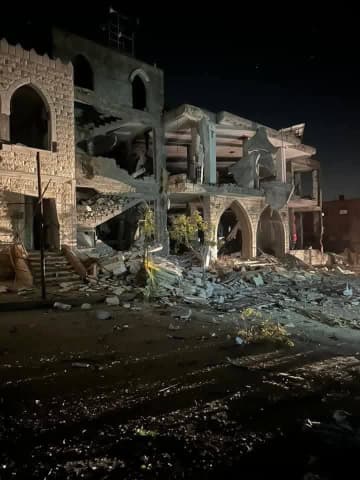 イスラエル軍機がガザ中部のモスクを爆破