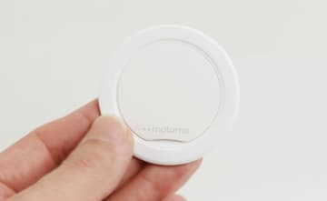 【iPhone】取り外さずにマグセーフ充電が可能な極薄スマホグリップ『motomoマグピタ』で、落下リスク回避＆操作性向上！【新発売】