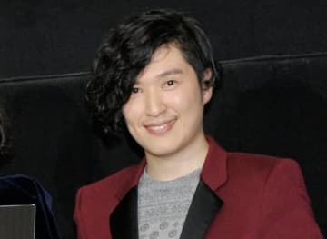 清塚信也「付き合ってまーす！」人気歌手との密着ショットを公開→「大好きが溢れてる」「お似合い」